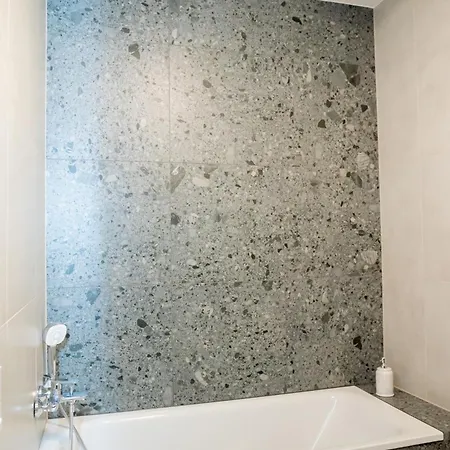 Apartamento Naiti Deluxe Cassovar With Aircon And Terrace