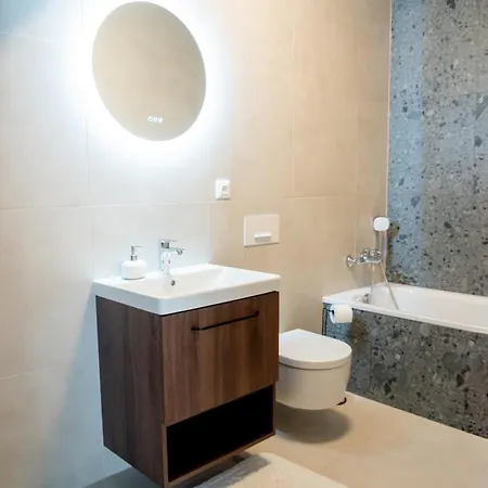 Naiti Deluxe Cassovar With Aircon And Terrace Apartamento